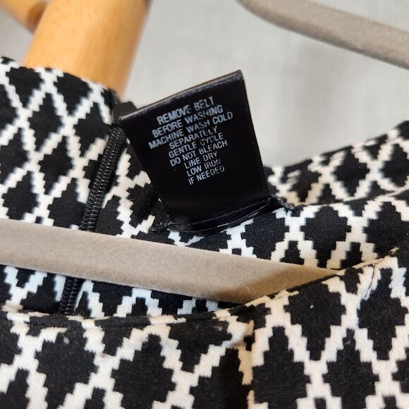 Soho Apparel $75 Size 14 Black White Geometric Cap Sleeve Stretch Midi Dress - Picture 5 of 8